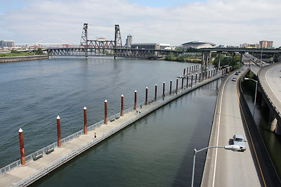 a vízre épített bringaútszakasz, a háttérben a vasuti híd