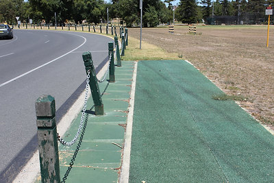 Rázókő és valódi F1 guminyomok a műfüvön