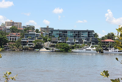 Folyóparti lakások, hajókikötővel