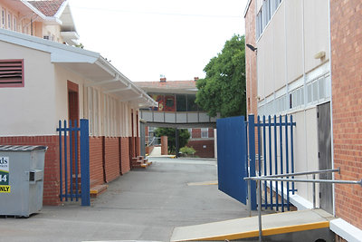 Reggelente itt sétáltam be, napközben meg a hídon át az épületek között