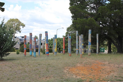 Több mint 15 éves köztéri szobor a sulinál: a nővérem a balszélső oszlopot festette