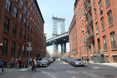 A két hídláb között pont ott van a Empire State Building. Jól kiadta az élet :-).