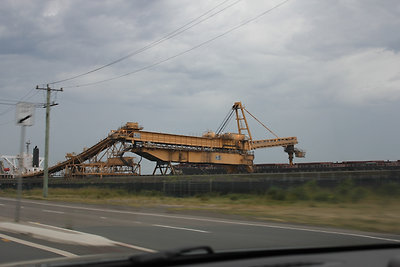 Rengeteg hajóra pakolták a szenet