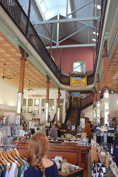 Tele volt hippi boltokkal :)