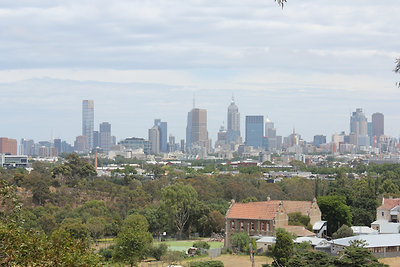 A legbaloldali torony az Eureka Tower