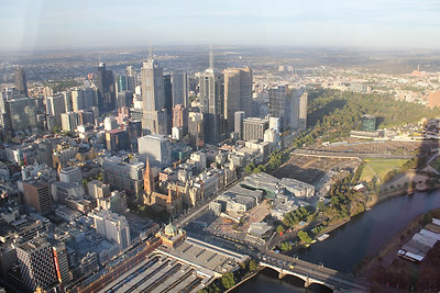 A főtér a vasútállomás felett