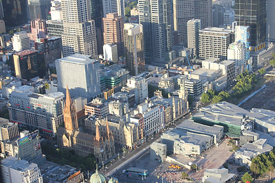 A főtér és a templom közelről