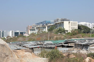 hotelünk és a szomszédos sátortábor