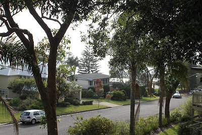 kilátás a teraszról: az utca végében, a fák mögött ott a tenger (csak a képen nem látszik)