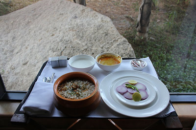 Andris biryanit eszik munka közben