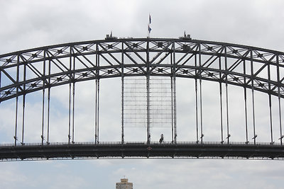 Mindeközben a hídon turisták mászkálnak