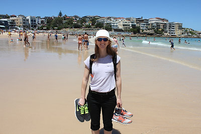 a helyiekhez képest kicsit túlöltözve