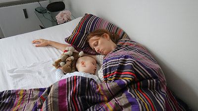 Első reggel, a csapat két harmada piheni az esti érkezés fáradalmait.