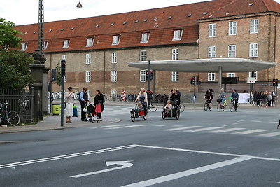 Teherbringákban a gyerkőcök.
