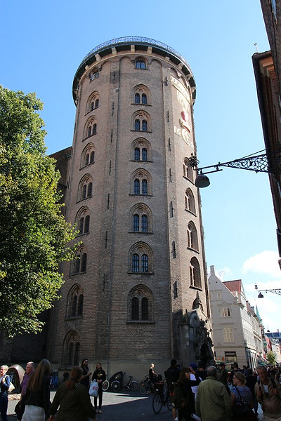 Ebbe a toronyba megyünk fel mindjárt!