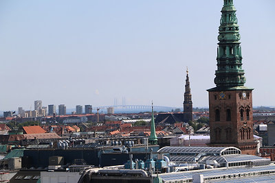 Háttérben látszik a nagy híd Svédországba.