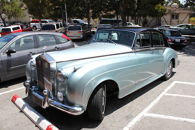 Egy roller Carmelben a deli előtt.